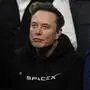 Space-X-Gründer Elon Musk mit einem schwarzen Kapuzenpullover mit dem Space-X-Logo | SpaceX von Elon Musk spielt mit seinen Raketen eine Schlüsselrolle für das amerikanische Raumfahrtprogramm.