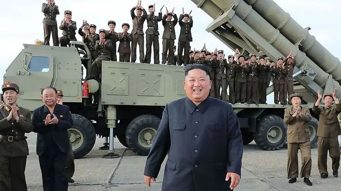 Kim Jong-un mit neuem Kriegsgerät und Personal