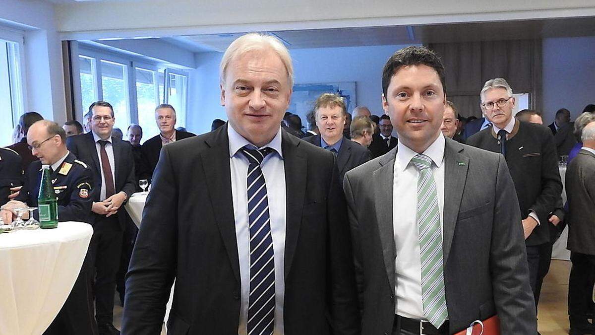 Bezirkshauptmann Heinz Pansi mit Gastreferent Robert Schmaranz (von rechts)