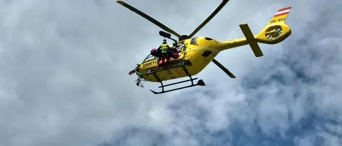 Ein Rettungshubschrauber brachte den Mann in das Krankenhaus (Sujetbild)
