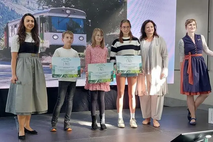 Ein Höhepunkt war das Küren der Sieger eines Fotowettbewerbs für Jugendliche – Benedikt Marak, Mattea Kessler, Lena Rieberer, Hannah Esterl und Julia Prasch.