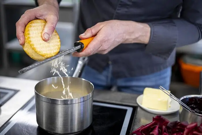 Für den Räucherschafskäseeinguss den geriebenen Schafskäse einmixen und eventuell mit Salz und Schuss Weißwein nachschmecken. 