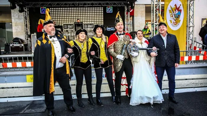 Die Narren haben den Schlüssel zur Stadt erhalten - der Startschuss in Villach ist damit gefallen. Um 14 Uhr beginnt der große Umzug. Hier sehen Sie erste Fotos von der Schlüsselübergabe und dem bunten Treiben in der Stadt.