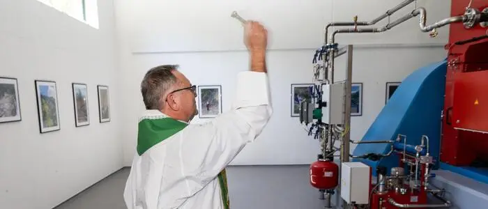 Ein Pfarrer segnet das neue Wasserkraftwerk in Ainet