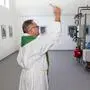 Ein Pfarrer segnet das neue Wasserkraftwerk in Ainet
