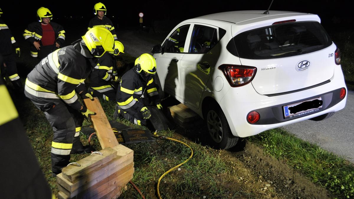 Mittels Hebekissen und Unterleghölzer konnte die FF Köppling das Fahrzeug aus der Ackerfurche befreien