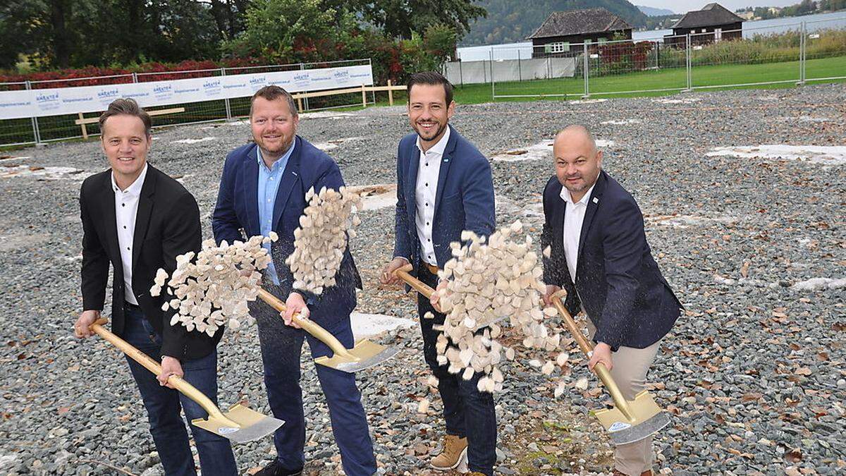 Mit dem Spatenstich fiel der Startschuss für das 2,4 Millionen Euro teure Badeshaus, mit dem die Saison am Klopeiner See verlängert wird