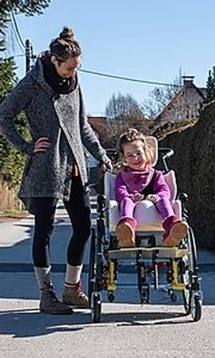 Kindergartenassistentin Stefanie Brandl wird die Siebenjährige im Herbst auch in die Schule begleiten