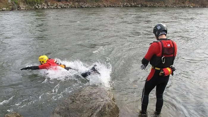 Taucher suchten in der Mur nach der Vermissten