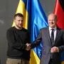 Bundeskanzler Olaf Scholz (SPD) empfängt Wolodymyr Selenskyj (l), Präsident der Ukraine, im Bundeskanzleramt. Der ukrainische Präsident Selenskyj ist zu einem eintägigen Besuch in Deutschland