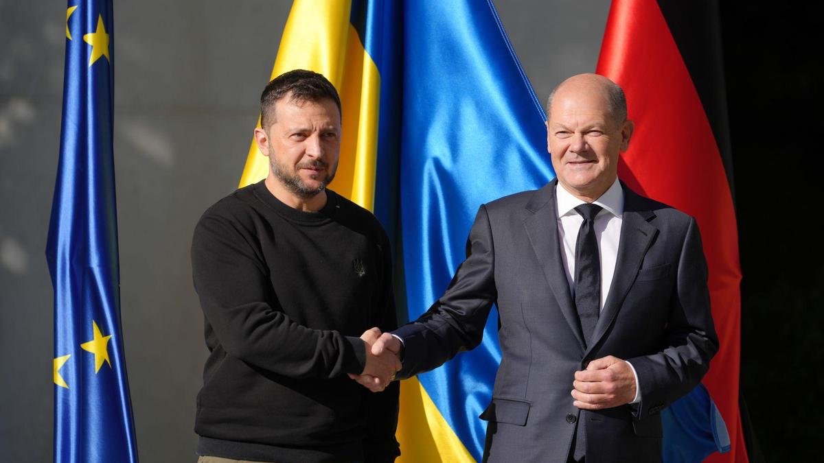 Bundeskanzler Olaf Scholz (SPD) empfängt Wolodymyr Selenskyj (l), Präsident der Ukraine, im Bundeskanzleramt. Der ukrainische Präsident Selenskyj ist zu einem eintägigen Besuch in Deutschland