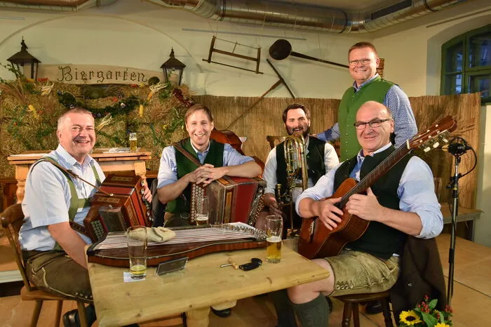 Im Kalwanger Fohlenhof waren auch noch der Gesangsverein Gelbe Blume, Wetterfeichtn, die Teicheneggalm-Musi, Blusenknepf und die Hartl Musi mit dabei.