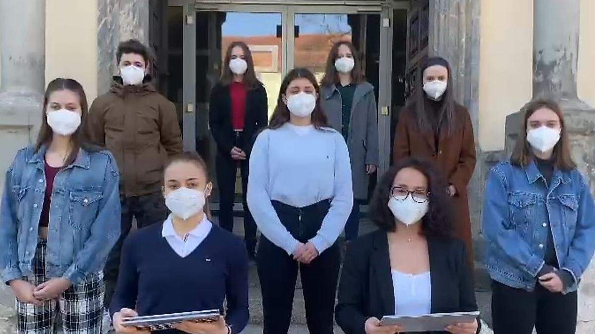 Grazer Maturanten nehmen sich trotz Maske kein Blatt vor den Mund