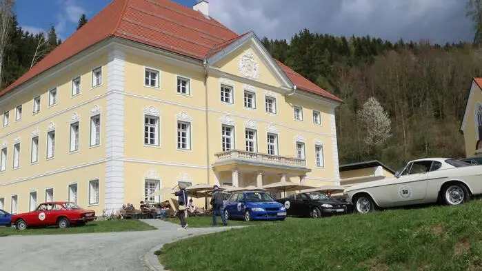 Wenn im April das satte Brummen historischer Motoren durch die sanften Hügel Kärntens hallt, ist eines klar: Die „Kraigerberg Classic-Rallye“ ist zurück. Und 2026 steht ganz im Zeichen eines besonderen Meilensteins – die beliebte Oldtimerveranstaltung feiert ihre 10. Ausgabe. Rund 50 liebevoll gepflegte Klassiker aus ganz Österreich gingen am Freitag in Töscheldorf nahe Althofen an den Start und verwandelten die Region im Bezirk St. Veit an der Glan in eine rollende Zeitreise. 