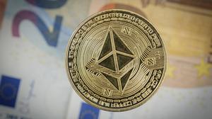 Die zweitgrößte Kryptowährung hat die Genehmigung für börsengehandelte Fonds in den USA erhalten (symbolische Ethereum-Münze)