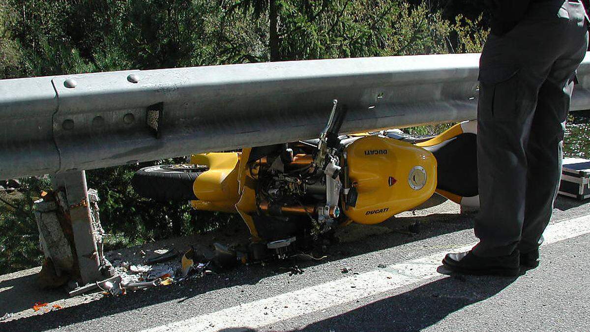 Motorradunfälle wie diese gehören seit Anbringen von Leitschienen mit Unterrutschschutz im Liesertal so gut wie der Vergangenheit an