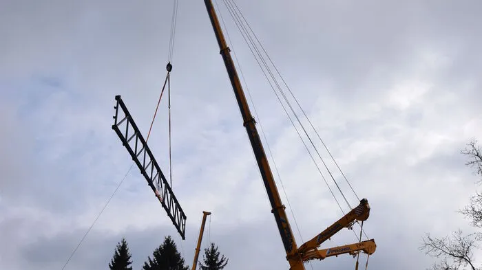 Die Koralmhalle wird in mehreren Etappen saniert. Dieser Tage wurden zwei Metallhauptträger über der Turnhalle verstärkt.