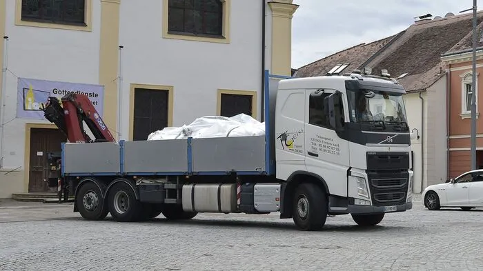 Mit einem Lkw aus Frankreich wurde das Fat Car auf den Hartberger Hauptplatz gebracht.