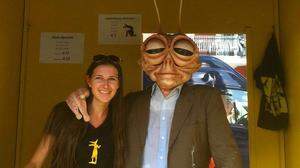 Elisa Mutschlechner mit ihrem Papa Hans, verkleidet als Alien, im OLALA-Infostand  