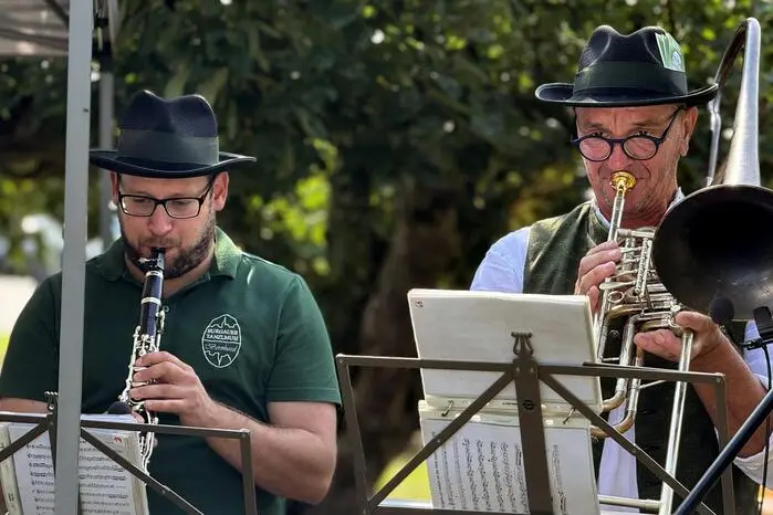 So spielten die Weinstöckl Musikanten, Soa(r)t´nrein und natürlich die Burgauer Tanzlmusi selbst beim großen Fest im Grünen zünftig auf.