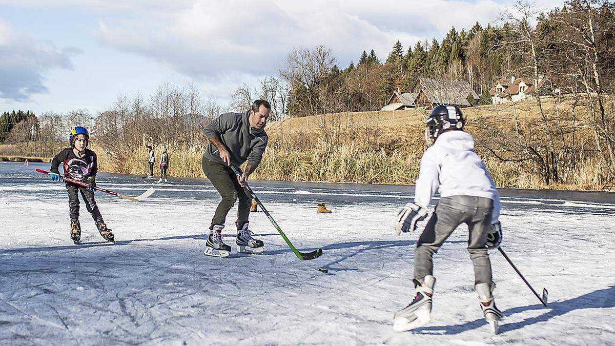 Am Aichwaldsee kann Eishockey gespielt werden 