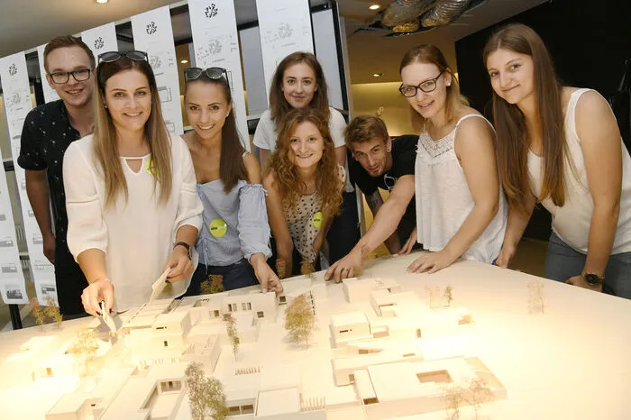 Stellvertretend für die 51 leeren Geschäfte in der Innenstadt, wurde an vier Standorten am Hauptplatz gezeigt, wie Spittal in der Zukunft ausschauen könnte. Tolle Ideen der StudentInnen wurden präsentiert.