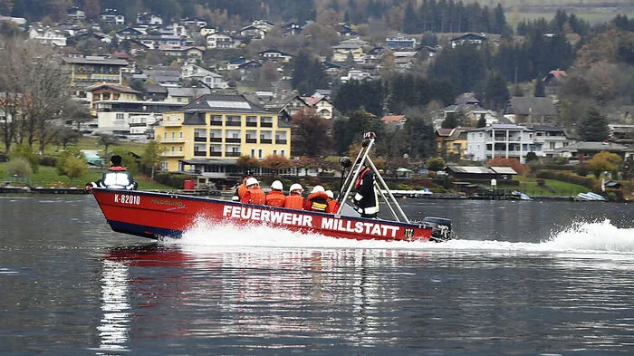 Feuerwehr übte mit Einsatzbooten auf dem Millstätter See