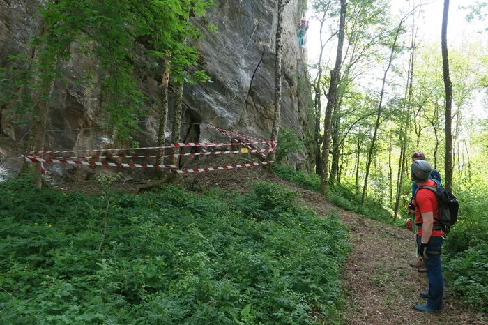 Schon nach wenigen Minuten steht man unter der massiven Felswand des Griffner Schlossbergs.