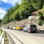 Vier Autos stehen auf einer Straße 