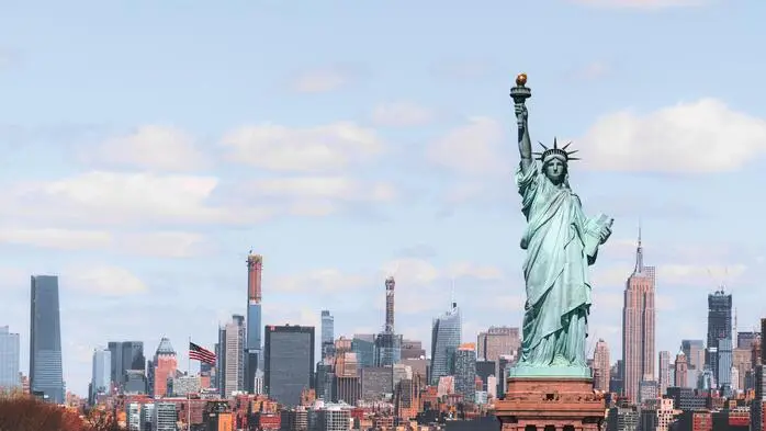 Freiheitsstatue vor der Skyline von New York City