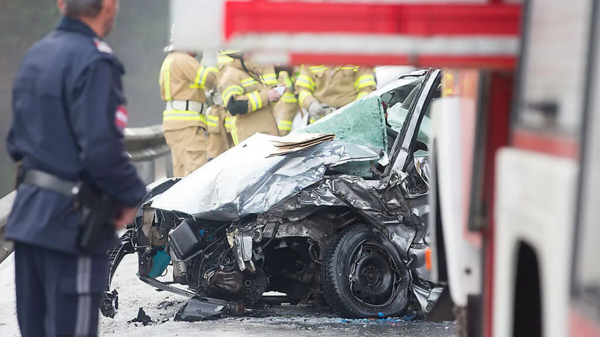 Derzeit befinden sich die Einsatzkräfte vor Ort. Die B 100 ist gesperrt