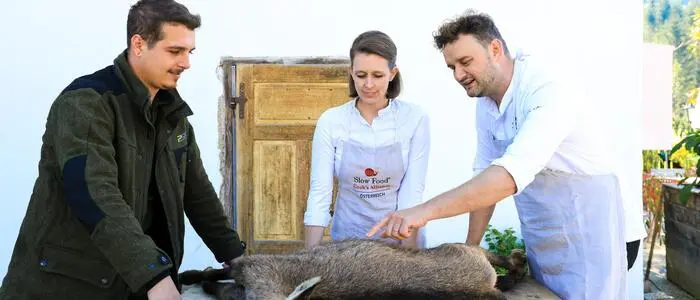Aus der Region auf den Tisch: Jäger Thomas Schinnerl mit Lisa und 
Johann Rainer.