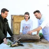 Aus der Region auf den Tisch: Jäger Thomas Schinnerl mit Lisa und 
Johann Rainer.