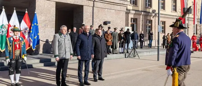 04.01.2026, Landhaus, Innsbruck, AUT, Übergabe des Vorsitzes in der Landeshauptleutekonferenz an Tirol, Medientermin Land Tirol, Bergauf für Österreich, im Bild Landesüblicher Empfang, v.l. LH Mario Kunasek (Steiermark, FPÖ), LH Anton Mattle (Tirol, ÖVP), Vizekanzler Andreas Babler (SPÖ), Bundesrats Präsident Markus Stotter (ÖVP) // A traditional welcome in the local style. left to right: Styria's Governor Mario Kunasek (Freedom Party of Austria, FPOe), Tyrol's Governor Anton Mattle (Austrian People's Party, OeVP), Vice-Chancellor of the Republic of Austria Andreas Babler, President of the Federal Council Markus Stotter (Austrian People's Party, OeVP) during a media event organised by the Province of Tyrol with the working title: ‘Uphill for Austria’ on the occasion of the handover of the chairmanship of the Provincial Governors' Conference from Styria to Tyrol. Landhaus, Innsbruck, Austria on 2026/01/04. EXPA Pictures © 2025, PhotoCredit: EXPA/ Johann Groder