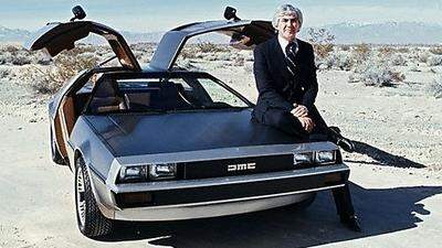 Ein Mann und sein Traumwagen: John DeLorean mit dem DMC-12, der mit der Kinotrilogie "Zurück in die Zukunft" 1985 weltberühmt wurde