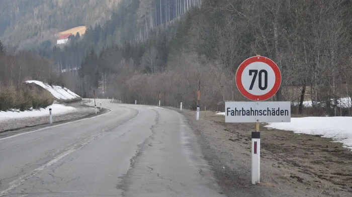 70, 50 oder 30: Bei vielen Landstraßen muss die Geschwindigkeit reduziert werden.