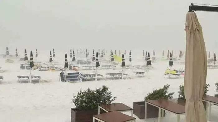 Weiße Strände im Hochsommer: Während Teile Italiens mit der Trockenheit kämpfen, gingen Dienstagnachmittag Unwetter in der Region Marken nieder.