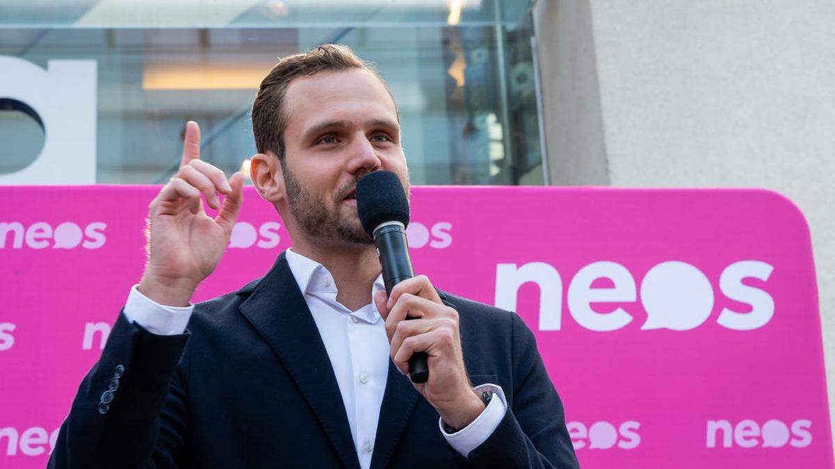 Der Neos-Nationalratsabgeordnete Felix Eypeltauer macht Platz für Katharina Werner.