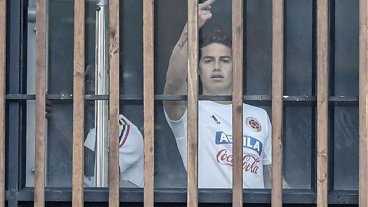 Ein Fotograf erwischte James Rodriguez, als er den Mittelfinger ausstreckte