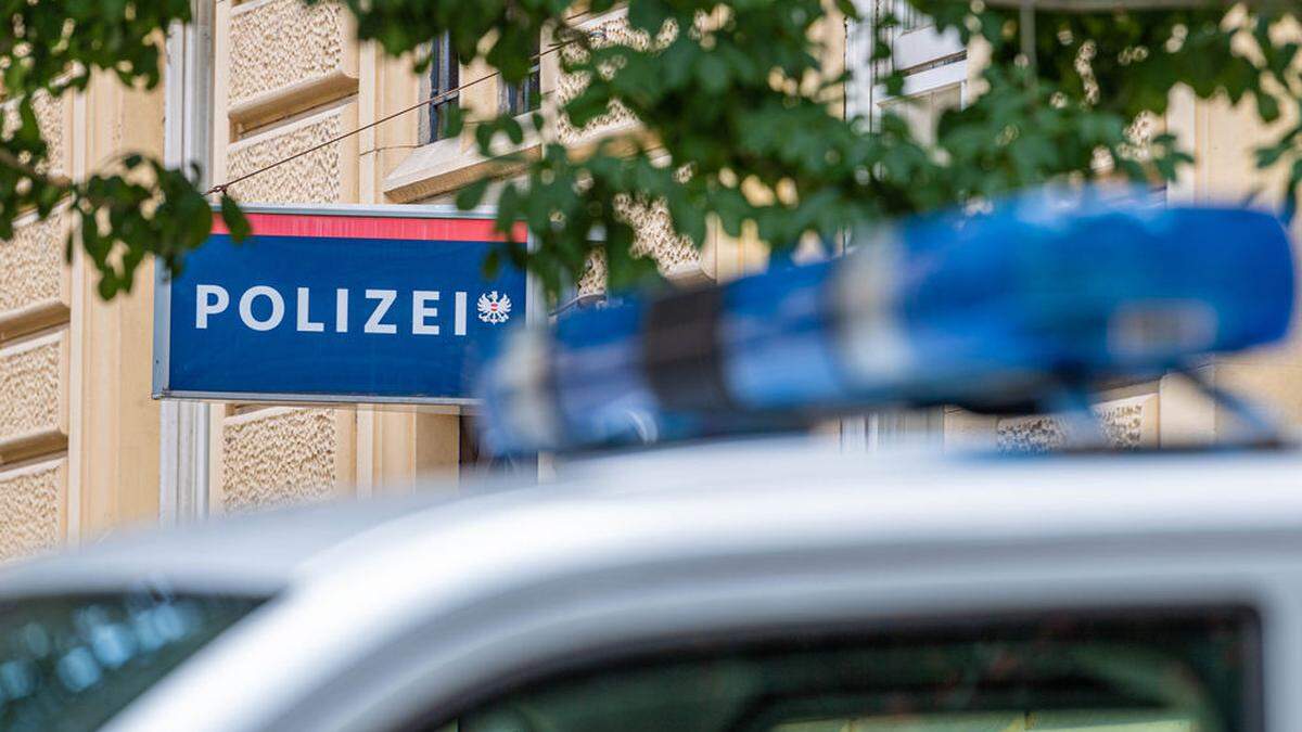 Die Polizeistreife schnappte zwei Männer, die gerade gefälschte Kennzeichen montieren wollten