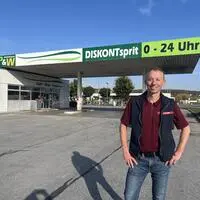 Johann Pratscher vor seiner Tankstelle in Sinabelkirchen