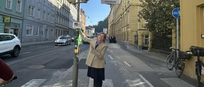 Judith Schwentner verordnet in der Keplerstraße vor der Keplerschule Tempo 30