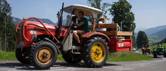 Traktor- und Zweiradfahrer müssen im Rahmen eines Gleichmäßigkeitsbewerbs zwei Runden absolvieren