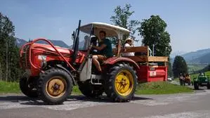 Traktor- und Zweiradfahrer müssen im Rahmen eines Gleichmäßigkeitsbewerbs zwei Runden absolvieren