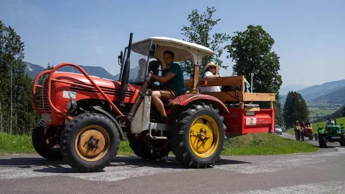 Traktor- und Zweiradfahrer müssen im Rahmen eines Gleichmäßigkeitsbewerbs zwei Runden absolvieren