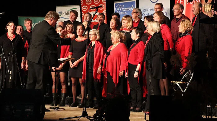 Es sangen und musizierten der MGV Kaning, der Kammerchor Norbert Artner, der Gemischte Chor Grafenstein und als musikalische Bereicherung die Jungen fidelen Lavanttaler. Durch das Programm führte Seppi Rukavina.
