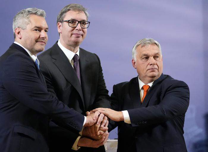 Antimigrationsallianz: Kanzler Karl Nehammer (l.) mit Serbiens Aleksandar Vučić und Ungarns Viktor Orban