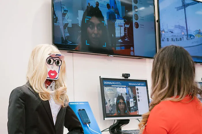 Das Gesichtserkennungssystem 'Samantha' identifiziert am 20.03.2017 bei der CeBIT Messe in Hannover (Niedersachsen) am Stand von Dermalog eine Mitarbeiterin. Das Gesichtserkennungssystem kann z.B. zur Identifizierung bei Einlasskontrollen eingesetzt werden