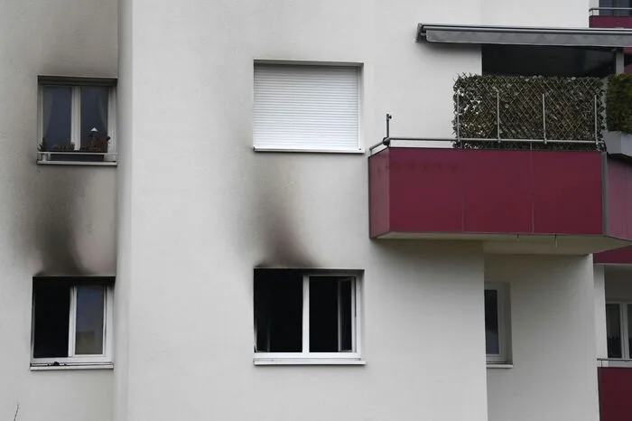 Während die Fahndung lief, stellte sich der Gesuchte gegen 8.00 Uhr auf der Polizeiinspektion Traisen. Dem Mann sei der Fahndungsdruck zu groß geworden, sagte Baumschlager. Der Verdächtige sei geständig.  