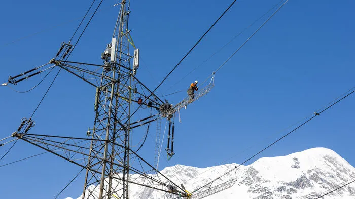Die Stromseile der 220-kV-Freileitung durch das Ennstal werden derzeit ausgetauscht.